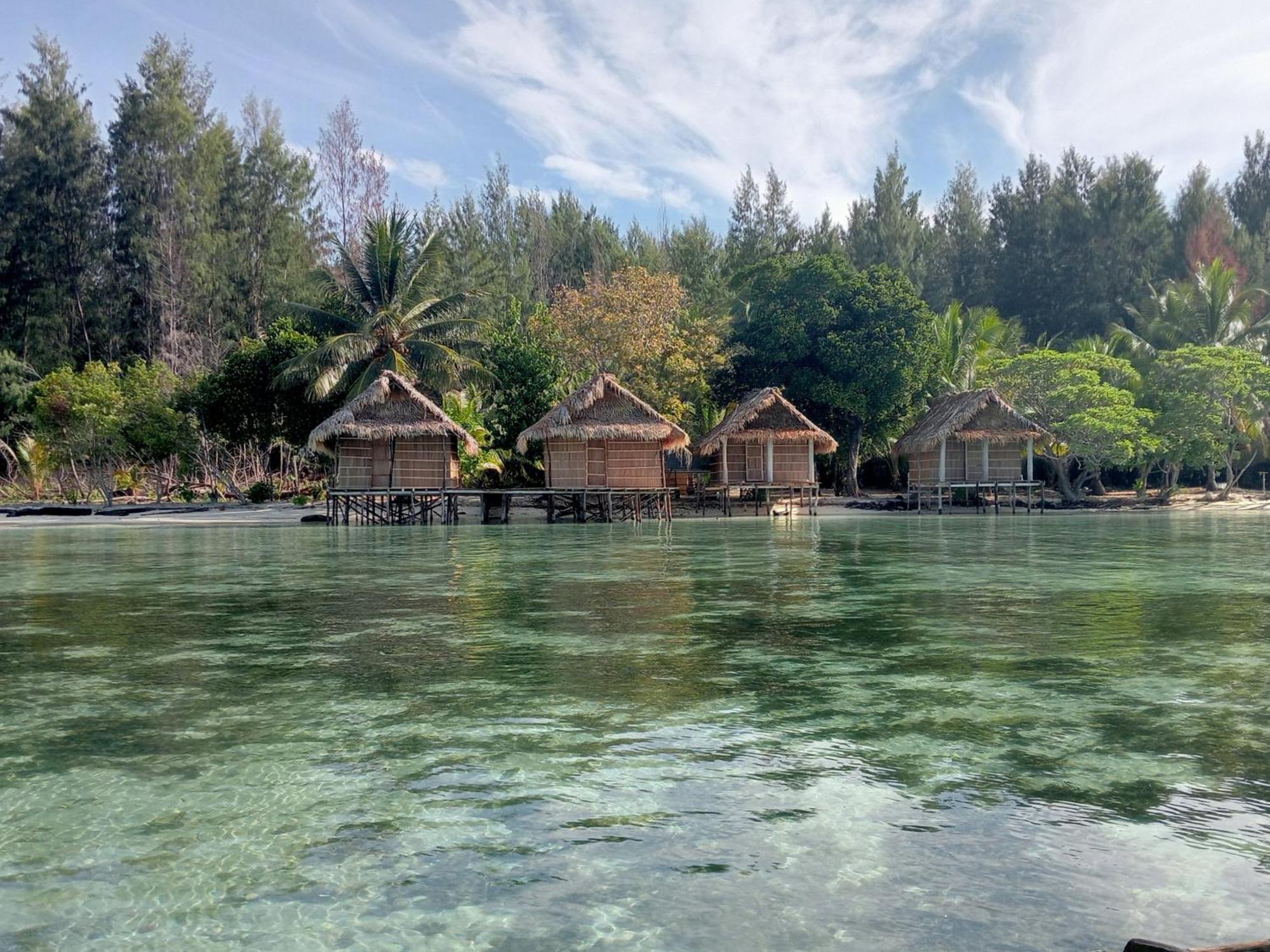 Coco Huts Guest House Waisai 外观 照片