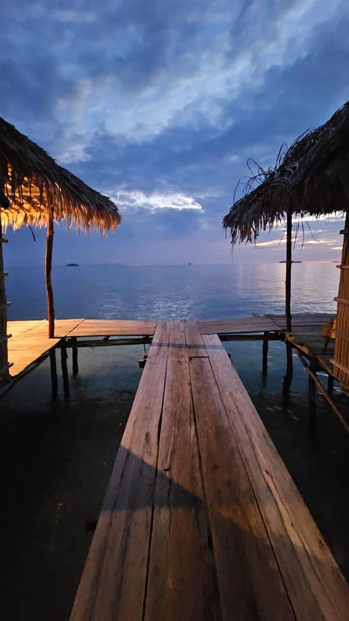 Coco Huts Guest House Waisai 外观 照片